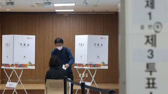 강서구청장 보궐선거날인 11일 오전 서울 강서구 가양1동주민센터에 마련된 가양1동 제3투표소에서 유권자들이 투표를 하고 있다. 2023.10.11. 연합뉴스