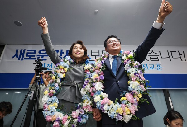 더불어민주당 진교훈 강서구청장 보궐선거 후보가 11일 오후 강서구 마곡동 캠프사무실에서 당선이 확실시 되자 꽃목걸이를 걸고 기뻐하고 있다. 2023.10.11. 연합뉴스