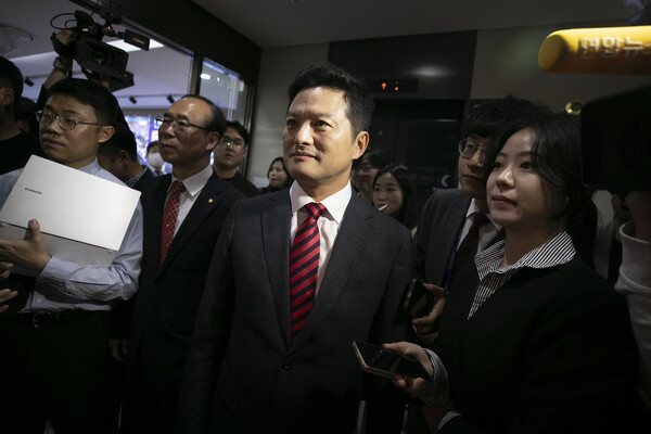 이철규 국민의힘 사무총장이 11일 저녁 서울 강서구 마곡동에 있는 김태우 후보 선거사무소를 떠난 가운데 배웅 나온 김태우 국민의힘 강서구청장 보궐선거 후보자가 엘리베이터 쪽을 바라보고 있다. 2023.10.11 [공동취재]