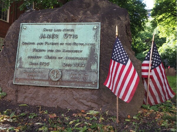보스턴에 있는 J. 오티스의 묘비. 영국 정부의 ‘과세 집행명령서(Writs of assistance)’에 대한 법정 반박논고로 널리 알려진 애국자·웅변가라고 쓰여 있다.