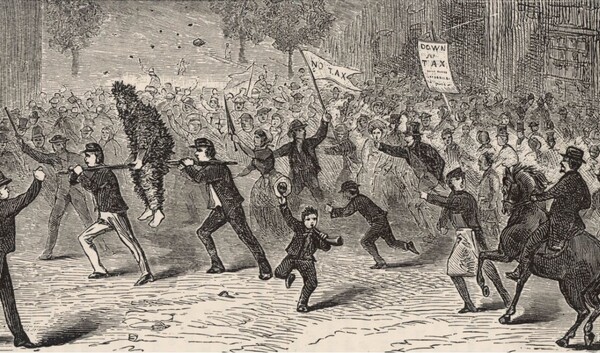 당시 봉기한 농민들과 깃털씌움을 당한 세리의 모습을 그린 삽화. 이들이 들고 있는 깃발에는 ‘No Tax’ ‘Down with Tax (세금을 철폐하라)’라고 쓰여 있다.