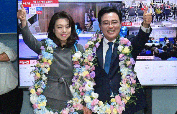 진교훈 더불어민주당 강서구청장 보궐선거 당선자가 11일 오후 서울 강서구 마곡동 캠프사무실에서 당선이 확실시되자 꽃목걸이를 걸고 기뻐하고 있다. 연합뉴스 