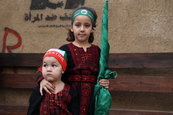 베이루트 남부 팔레스타인 난민캠프에서 진행된 가자 지구를 지지하는 시위에 참가한 어린이들. 2023 10.11 [AFP=연합뉴스]