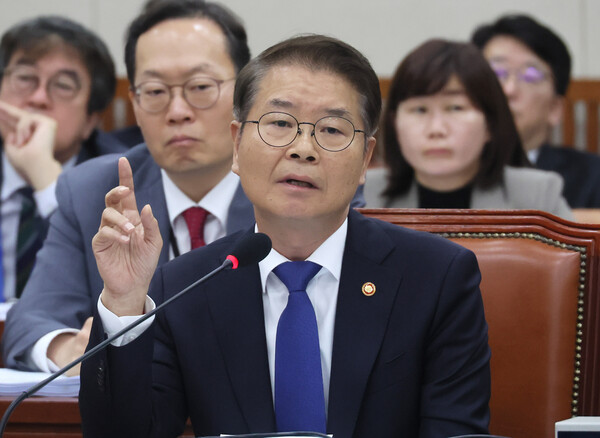 이정식 고용노동부 장관이 12일 국회 환경노동위원회에서 열린 고용노동부에 대한 국정감사에서 의원 질의에 답변하고 있다. 2023.10.12. 연합뉴스