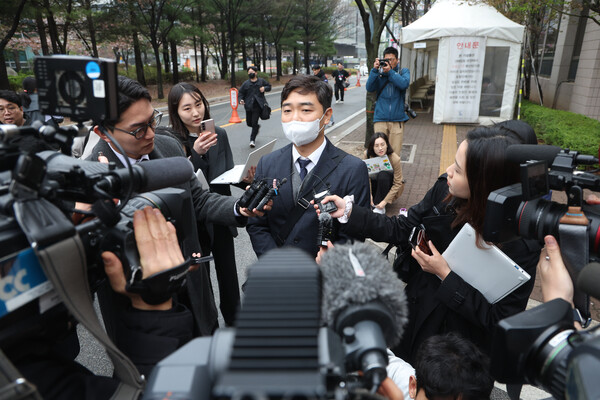올해 4월 6일 경기도 고양시 의정부지방법원 고양지원에서 중대재해법 위반(산업재해 치사) 혐의로 기소된 온유파트너스 회사 측 변호인이 취재진 질문에 답하고 있다.2023.4.6. 연합뉴스