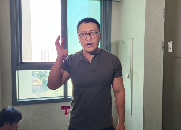 인터넷 매체 리포액트를 운영하는 허재현 기자가 자택 앞에서 검찰의 압수수색 후 입장을 밝히고 있다. 2023.10.11. 연합뉴스