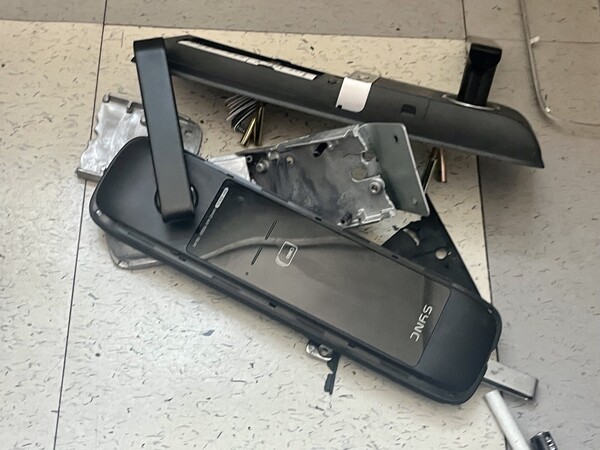 서울중앙지검 대선개입 여론조작 사건 특별수사팀(팀장 강백신 반부패수사1부장)이 11일 인천에 소재한 리포액트 허재현 대표 기자 자택을 압수수색하는 과정에서 자택 문을 강제로 열어 파손시켰다. 2023.10.11. 김성진 기자