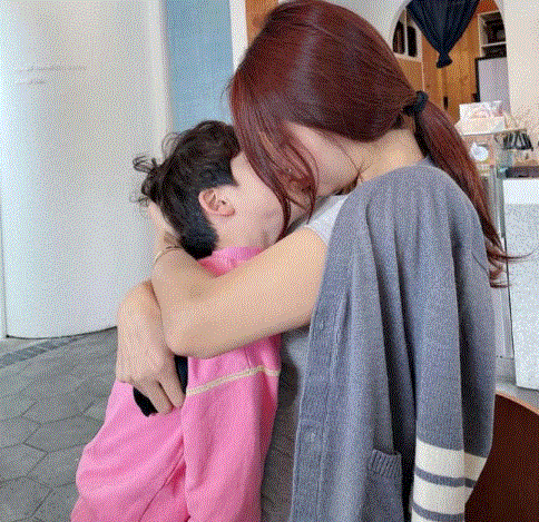 ‘오또맘’ 12일 자신의 인스타그램 스토리에 올린 아들과의 포옹 사진