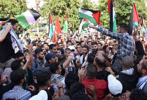 10일(현지시간) 시리아 수도 다마스쿠스에서 팔레스타인 난민들이 이스라엘의 가자지구 보복 공격에 항의하며 시위하고 있다. 유대 안식일인 지난 7일 팔레스타인 무장 정파 하마스가 이스라엘을 기습 공격한 뒤 이스라엘의 보복 공격이 이어지고 있다. 2023.10.11. 신화 연합뉴스