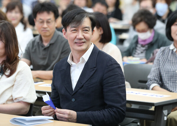 조국 전 법무부 장관이 5월 26일 오후 대구 북구 엑스코에서 열린 북콘서트에서 참석자들에게 웃어보이고 있다. 2023.5.26. 연합뉴스.