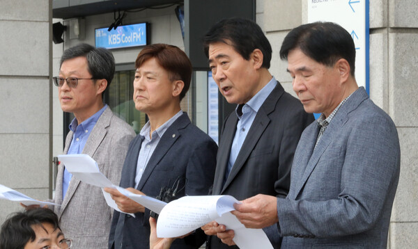 KBS 이사회가 박민 전 문화일보 논설위원을 제26대 사장으로 임명 제청한 13일 오후 KBS 본관 앞에서 야권 성향으로 분류되는 이사들이 최종 후보를 당초 예정했던 지난 4일 정하지 않아 공모 절차가 무효라고 주장하고 있다. 왼쪽부터 정재권, 류일형, 이상요, 김찬태 이사. 2023.10.13. 연합뉴스