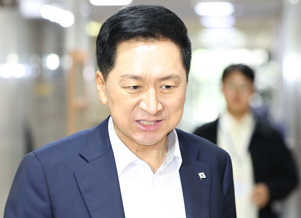 국민의힘 김기현 대표가 13일 오전 서울 여의도 국회 당대표실로 출근하고 있다. 2023.10.13. 연합뉴스