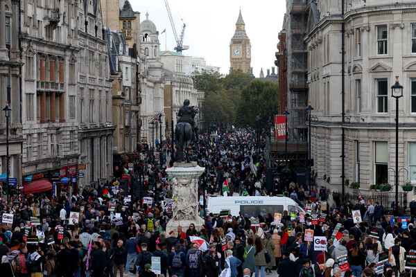 이스라엘 군과 팔레스타인 무장정파 하마스 사이의 전투가 진행중인 가운데 14일 영국 런던에서 팔레스타인 지지 시위가 벌어지고 있다. 2023.10.14 [로이터=연합뉴스]