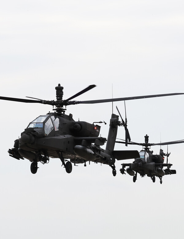 21일 오후 경기도 평택시 해군 제2함대사령부에서 '해군 2함대-미2사단 연합 해상 실사격 훈련'에 참여하는 미2전투항공여단 4-2전투항공대대 아파치 헬기가 무장을 장착한 후 이륙하고 있다. 해군 제2함대와 미2사단이 실시한 이번 연합훈련은 서해상으로 침투하는 적 특수전 부대를 추적 및 격멸하는 방식으로 진행됐으며 한미는 무인 정찰자산이 획득한 표적 정보를 공유하고 해군 함정의 정찰ㆍ협조를 통해 미 공격헬기가 해상표적에 실제 사격을 진행했다. 2023.9.21. 연합뉴스