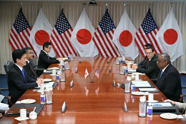로이드 오스틴 미국 국방장관(오른쪽에서 첫 번째)과 기하라 미노루 일본 방위상(왼쪽에서 첫 번째)이 4일(현지시간) 미국 워싱턴DC 국방부 청사(펜타곤)에서 회담하고 있다. 지난달 개각으로 취임한 기하라 신임 방위상은 취임 후 첫 해외 방문지인 미국에서 "오스틴 장관과 흔들림 없는 신뢰 관계를 구축하는 것과 동시에 미일의 강고한 협력을 국내외에 보이고 싶다"고 말했다. 2023.10.04. AFP 연합뉴스
