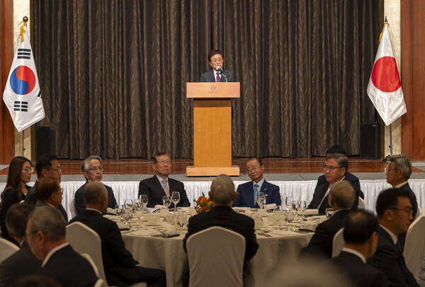 김태환 한일친선협회중앙회 이사장이 13일 오후 서울 소공동 롯데호텔에서 열린 김대중·오부치 공동선언 25주년 기념 한일.일한친선협회 합동친선대회에서 개회사를 하고 있다. 2023.10.13. 연합뉴스