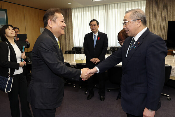 이상민 행정안전부 장관이 13일 오후 일본 총무성을 방문해 스즈키 준지 일본국 총무대신과 장관급 양지회담을 갖고 한-일 내정관계자 교류회의 재개 등 협력 강화 방안을 논의한 뒤 악수하고 있다. 2023.10.13. 연합뉴스