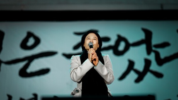 더불어민주당 이수진 의원(동작구 을)이 11일 서울 지하철 시청역 앞에서 열린 26차 촛불대행진에 참석해 발언하고 있다. 2023.2.11. 사진 이호 작가