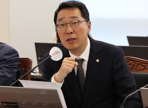 더불어민주당 윤영찬 의원이 11일 오전 세종시 정부세종청사에서 열린 국회 과학기술정보방송통신위원회의 과학기술정보통신부, 우정사업본부 등의 국정감사에서 의사진행 발언을 하고 있다. 2023.10.11. 연합뉴스