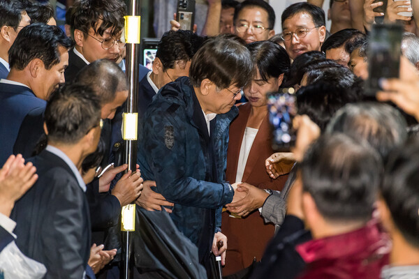 이재명 더불어민주당 대표가 27일 새벽 구속영장이 기각된 후 경기도 의왕시 서울구치소를 나서며 민주당 의원들과 인사를 나누고 있다. 2023.9.27 [공동취재] 연합뉴스