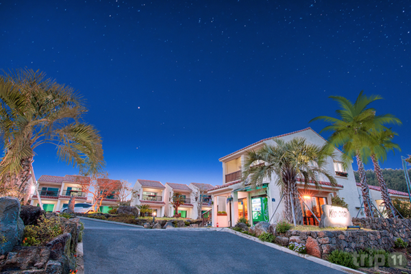 키아오라리조트와 한미리스쿨의 밤 풍경. 나의 제주살이에 관한 글이 ‘고등학교 졸업 50주년 기념문집’에서 유일하게 빠져 논란이 일었다. © 이봉수  