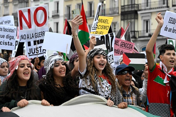 스페인 수도 마드리드에서 팔레스타인 지지 시위를 벌이고 있다. 2023.10.15 [AFP=연합뉴스]