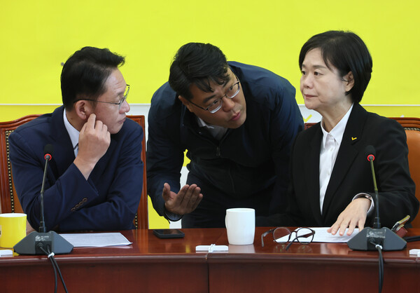 정의당 이정미 대표(오른쪽)가 16일 국회에서 열린 상무집행위원회에서 김희서 대변인과 대화하고 있다. 왼쪽은 배진교 원내대표. 2023.10.16. 연합뉴스