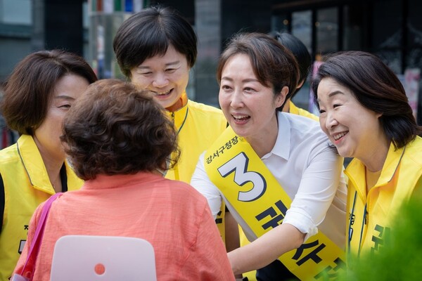 28일 서울 강서구 우장산역 사거리에서 열린 정의당 강서구청장 후보 선대위 출정식에서 권수정 후보가 시민들에게 지지를 호소하고 있다. 2023.9.28 [정의당 제공] 연합뉴스