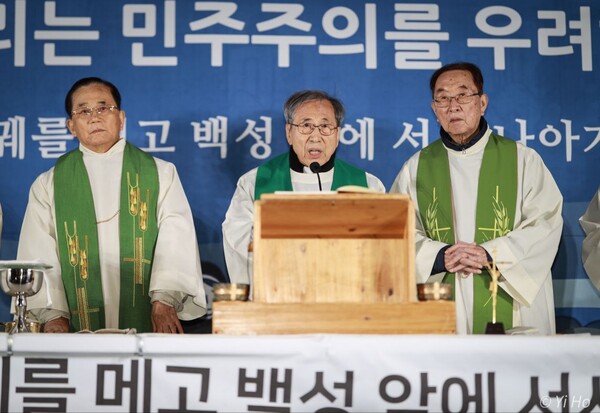 천주교 정의구현전국사제단은 16일 오후 서울 지하철 시청역 앞 대로에서 함세웅 신부(가운데) 주례로 '오염된 바다, 흔들리는 민주주의를 걱정하는 월요시국기도회'를 봉헌했다. 2023.10.16. 사진작가 이호