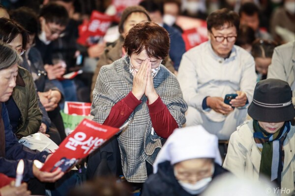 천주교 정의구현전국사제단은 16일 오후 서울 지하철 시청역 앞 대로에서 함세웅 신부 주례로 '오염된 바다, 흔들리는 민주주의를 걱정하는 월요시국기도회'를 봉헌했다. 기도를 하는 한 시민의 모습. 2023.10.16. 사진작가 이호