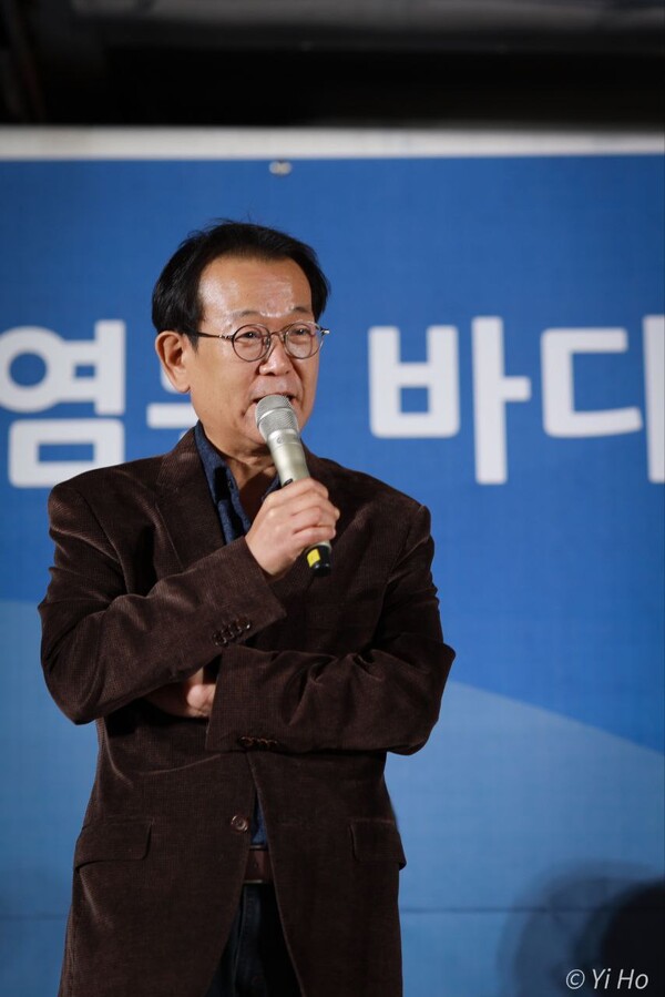 천주교 정의구현전국사제단은 16일 오후 서울 지하철 시청역 앞 대로에서 함세웅 신부 주례로  '오염된 바다, 흔들리는 민주주의를 걱정하는 월요시국기도회'를 봉헌했다. 역사학자 전우용 교수가 연대발언을 하고 있다. 2023.10.16. 사진작가 이호