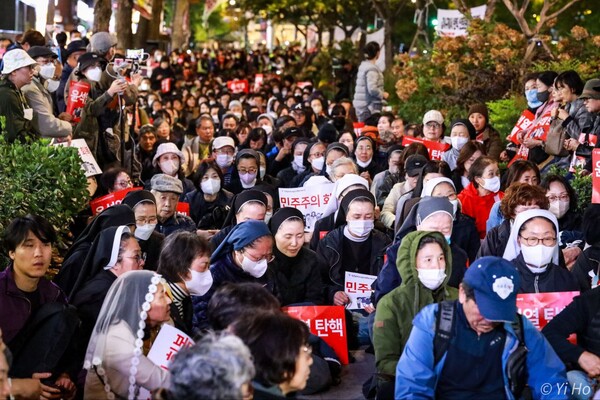 천주교 정의구현전국사제단은 16일 오후 서울 지하철 시청역 앞 대로에서 함세웅 신부 주례로  '오염된 바다, 흔들리는 민주주의를 걱정하는 월요시국기도회'를 봉헌했다. 2023.10.16. 사진작가 이호