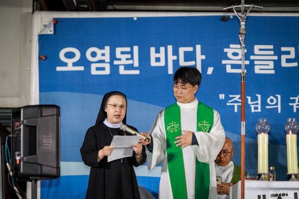 천주교 정의구현전국사제단은 16일 오후 서울 지하철 시청역 앞 대로에서 함세웅 신부 주례로 '오염된 바다, 흔들리는 민주주의를 걱정하는 월요시국기도회'를 봉헌했다. 조진선 수녀(왼쪽)가 연대발언을 하고 있다. 2023.10.16. 사진작가 이호