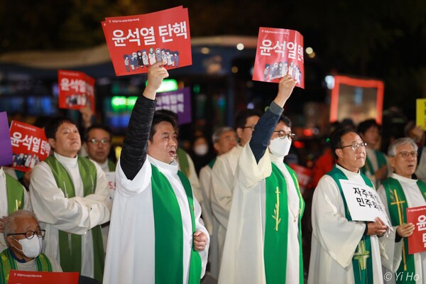 천주교 정의구현전국사제단은 16일 오후 서울 지하철 시청역 앞 대로에서 함세웅 신부 주례로  '오염된 바다, 흔들리는 민주주의를 걱정하는 월요시국기도회'를 봉헌했다. 2023.10.16. 사진작가 이호