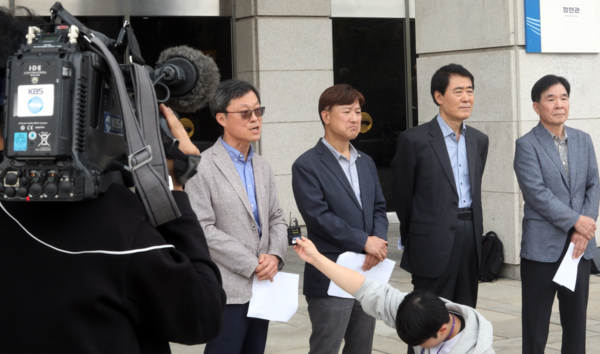 KBS 이사회가 박민 전 문화일보 논설위원을 제26대 사장으로 임명 제청한 10월13일 오후 KBS 본관 앞에서 야권 성향으로 분류되는 이사들이 최종 후보를 당초 예정했던 지난 4일 정하지 않아 공모 절차가 무효라고 주장하고 있다. 왼쪽부터 정재권, 류일형, 이상요, 김찬태 이사. 연합뉴스