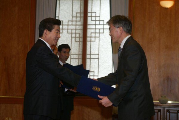 2003년 2월 25일 문재인 민정수석비서관에게 임명장을 수여하는 노무현 대통령. 노무현사료관.