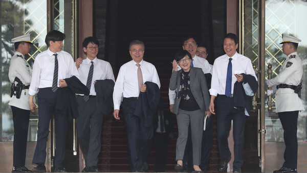 문재인정부 출범 첫날 문재인 대통령이 신임 수석, 비서관들과 차담회를 하기 위해 본청을 나와 경내 소공원으로 이동하고 있다. 2017. 5. 11. 연합뉴스.