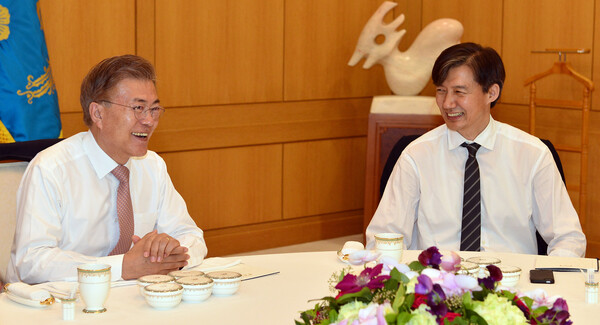 문재인 대통령이 11일 청와대에서 열린 신임수석과 오찬에서 조국 민정수석과 대화하고 있다. 2017.5.11. 연합뉴스