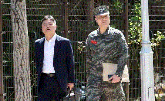 박정훈 전 해병대 수사단장이 지난달 8일 참고인 신분으로 조사를 받기 위해 경기도 과천 고위공직자범죄수사처(공수처)로 출석하고 있다. 2023.9.8. 연합뉴스