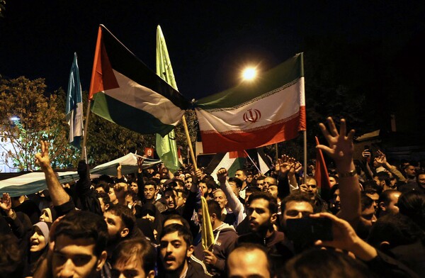 18일(현지시간) 새벽 이란 수도 테헤란의 프랑스대사관 앞에 대학생과 주민 들이 몰려와 반이스라엘 구호를 외치고 있다. 비슷한 시각 테헤란 주재 영국대사관 앞에서도 수백 명이 모여 반이스라엘 시위를 벌였다. 2023.10.18 .AFP 연합뉴스