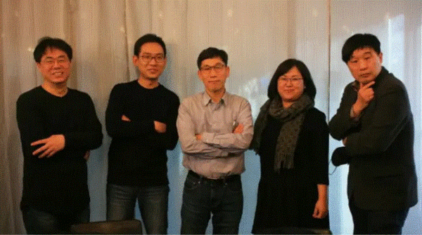 ‘조국흑서’의 저자들. 왼쪽부터 김경율 회계사, 강양구 기자, 진중권 전 동양대 교수, 권경애 변호사, 서민 단국대 교수. 천년의상상 출판사