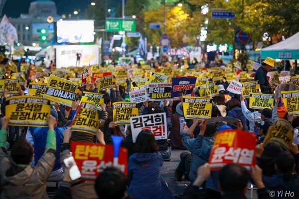 14일 오후 서울지하철 시청역 앞에서 열린 '윤석열 퇴진, 김건희 특검' 60차 촛불대행진에 참석한 시민들이 구호를 외치고 있다. 2023.10.14. 사진작가 이호