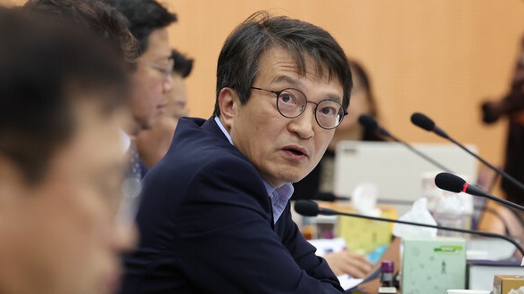 17일 오전 서울 서초구 서울고등검찰청에서 열린 국회 법제사법위원회의 서울중앙지검 등 11개 검찰청에 대한 국정감사에서 더불어민주당 김의겸 위원이 이정섭 수원지검 2차장검사의 각종 의혹 등에 관해 신봉수 수원지검장에게 질의하고 있다. 2023.10.17. 연합뉴스