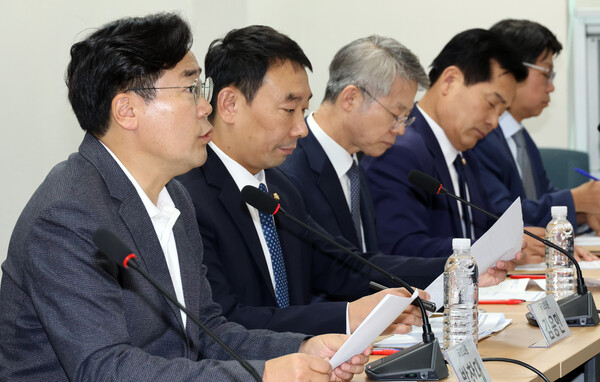 더불어민주당 검찰독재정치탄압대책위원회 박찬대 공동위원장과 김용민·민형배 의원 등이 18일 국회에서 '검사범죄대응 태스크포스' 회의를 하고 있다. 2023.10.18. 연합뉴스