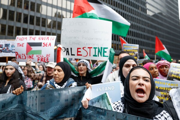 18일(현지시간) 미국 시카고에서 팔레스타인 지지 시위가 벌어지고 있다. 시위대는 가자시티의 알아흘리 아랍 병원에서의 폭발이 이스라엘의 소행이라고 비난했으나, 이스라엘은 이 병원을 폭격한 일이 없다고 부인하고 있다. 2023.10.18. AFP 연합뉴스