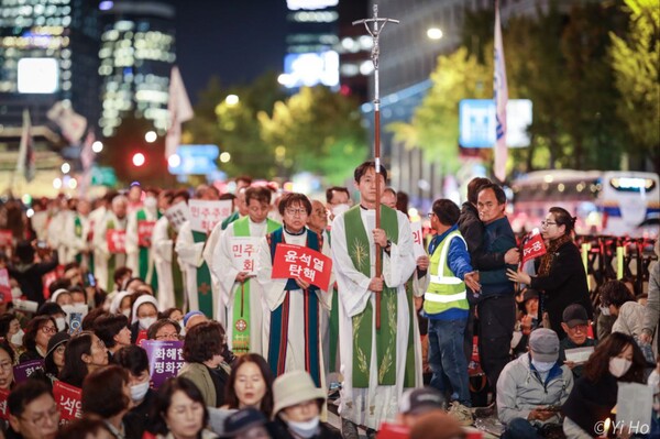 천주교 정의구현전국사제단은 16일 오후 서울 지하철 시청역 앞 대로에서 함세웅 신부 주례로  '오염된 바다, 흔들리는 민주주의를 걱정하는 월요시국기도회'를 봉헌했다. 2023.10.16. 사진작가 이호