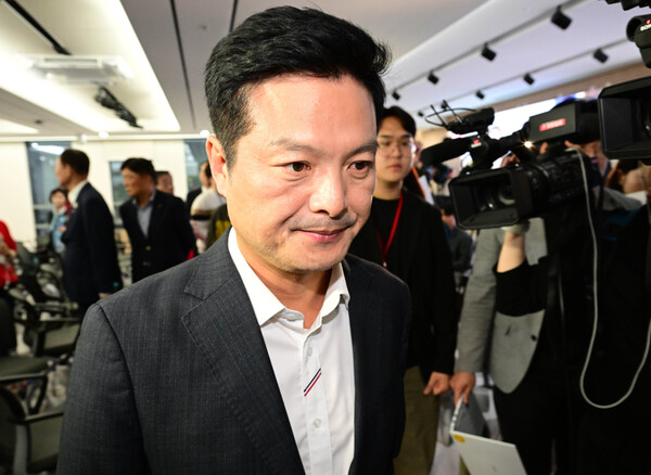 국민의힘 김태우 강서구청장 후보가 11일 서울 강서구 캠프사무소에서 패배를 인정하는 입장을 밝힌 뒤 떠나고 있다. 2023.10.11 [공동취재] 연합뉴스