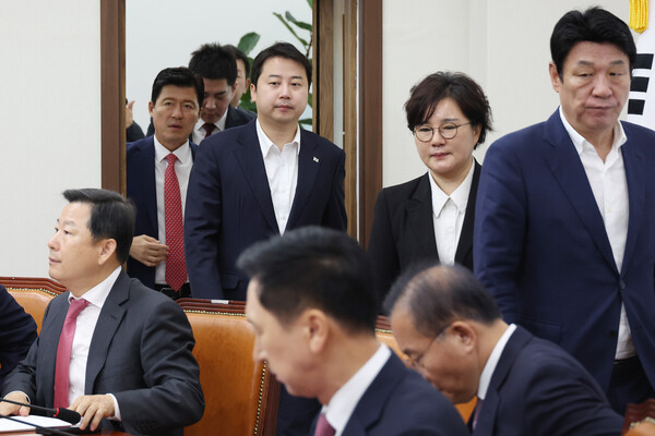 국민의힘 김기현 대표와 윤재옥 원내대표 등 지도부가 12일 국회에서 열리는 최고위원회의에 어두운 표정으로 입장하고 있다. 국민의힘 김태우 강서구청장 보궐선거 후보는 지난 11일 치러진 선거에서 더불어민주당 진교훈 후보에 패했다. 2023.10.12 연합뉴스