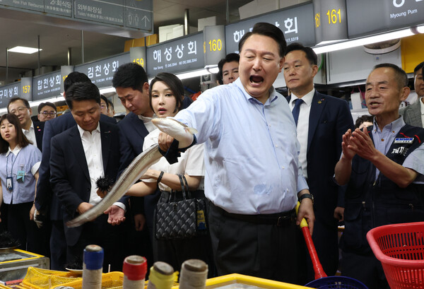윤석열 대통령이 27일 부산 중구 자갈치시장에서 장어를 직접 손으로 잡아 보며 즐거워 하고 있다. 2023.07.27. 연합뉴스