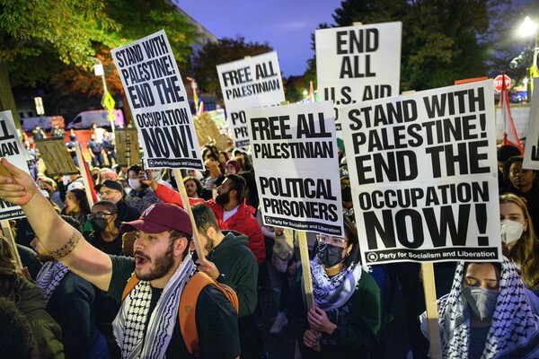 팔레스타인 지지자들이 18일(현지시간) 미국 워싱턴DC 이스라엘 대사관 앞에서 시위를 벌이고 있다. 2023.10.18. AFP 연합뉴스